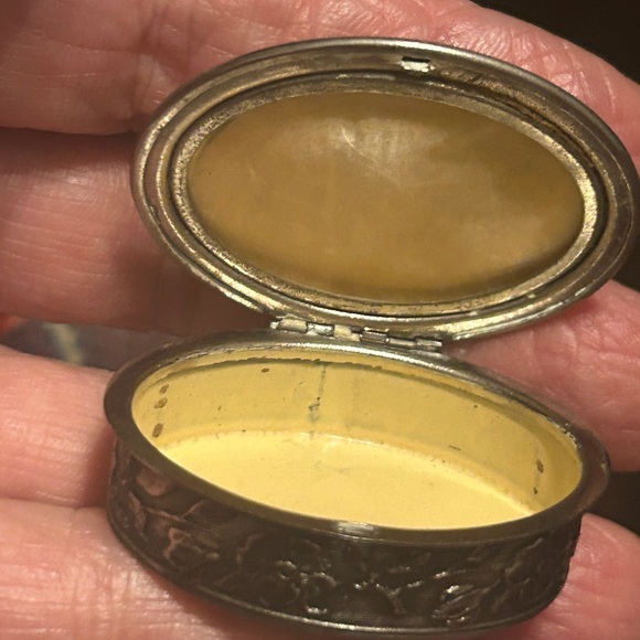 Old Tiny Silver Trinket or Pill Box - Picture 7 of 8